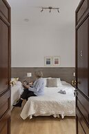 Ally's Guest House Barcelona B&B