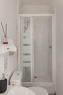 Ally's Guest House Barcelona B&B