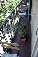 Ally's Guest House Barcelona B&B