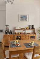 Ally's Guest House Barcelona B&B