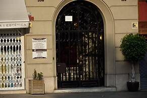 Ally's Guest House Barcelona B&B