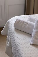 Ally's Guest House Barcelona B&B