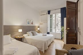 Ally's Guest House Barcelona B&B