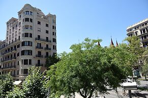 Ally's Guest House Barcelona B&B