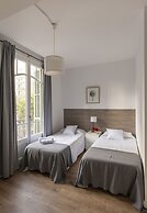 Ally's Guest House Barcelona B&B