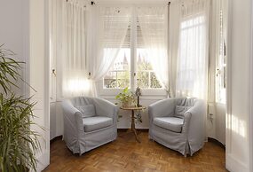 Ally's Guest House Barcelona B&B