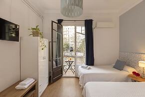 Ally's Guest House Barcelona B&B