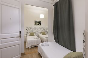 Ally's Guest House Barcelona B&B