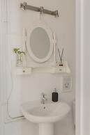 Ally's Guest House Barcelona B&B