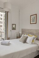 Ally's Guest House Barcelona B&B