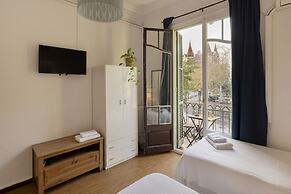 Ally's Guest House Barcelona B&B