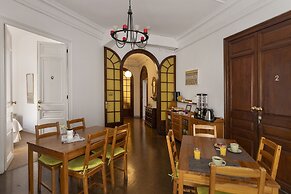 Ally's Guest House Barcelona B&B