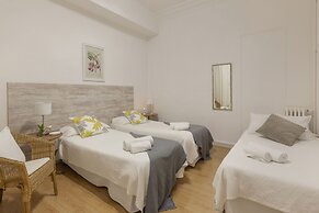 Ally's Guest House Barcelona B&B