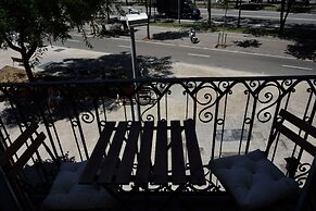 Ally's Guest House Barcelona B&B