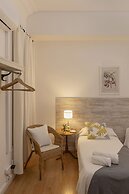 Ally's Guest House Barcelona B&B