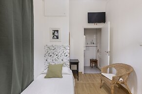 Ally's Guest House Barcelona B&B