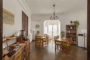 Ally's Guest House Barcelona B&B