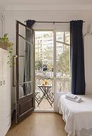 Ally's Guest House Barcelona B&B