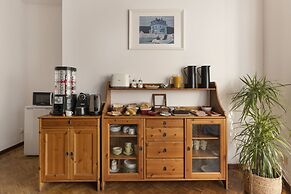 Ally's Guest House Barcelona B&B