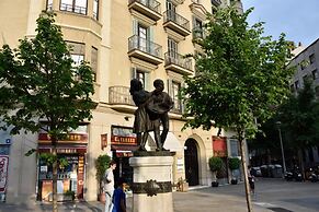 Ally's Guest House Barcelona B&B