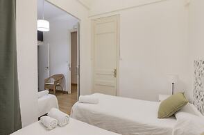 Ally's Guest House Barcelona B&B