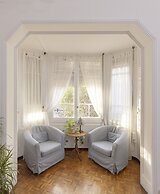 Ally's Guest House Barcelona B&B