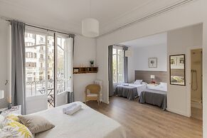 Ally's Guest House Barcelona B&B