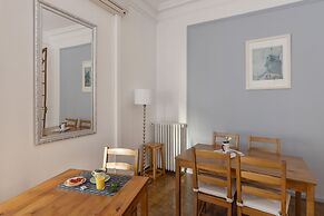 Ally's Guest House Barcelona B&B