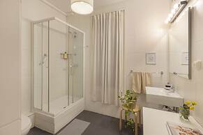 Ally's Guest House Barcelona B&B