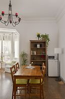 Ally's Guest House Barcelona B&B