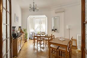 Ally's Guest House Barcelona B&B