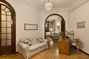 Ally's Guest House Barcelona B&B