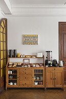 Ally's Guest House Barcelona B&B