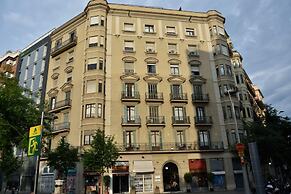 Ally's Guest House Barcelona B&B