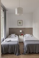 Ally's Guest House Barcelona B&B