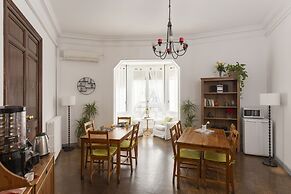 Ally's Guest House Barcelona B&B