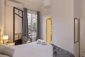 Ally's Guest House Barcelona B&B