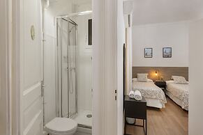 Ally's Guest House Barcelona B&B