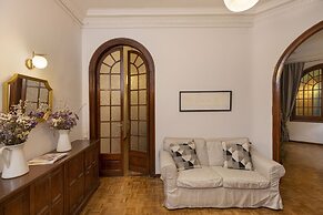 Ally's Guest House Barcelona B&B