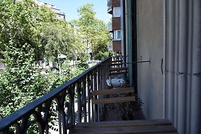 Ally's Guest House Barcelona B&B