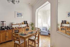 Ally's Guest House Barcelona B&B