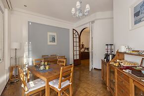 Ally's Guest House Barcelona B&B