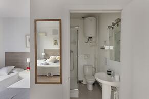 Ally's Guest House Barcelona B&B