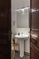 Ally's Guest House Barcelona B&B