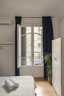 Ally's Guest House Barcelona B&B