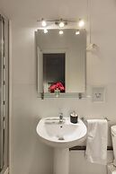 Ally's Guest House Barcelona B&B