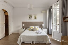 Ally's Guest House Barcelona B&B