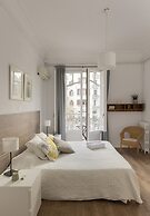 Ally's Guest House Barcelona B&B