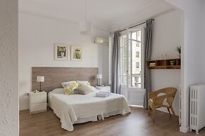 Ally's Guest House Barcelona B&B