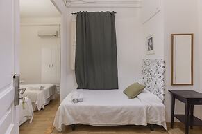 Ally's Guest House Barcelona B&B